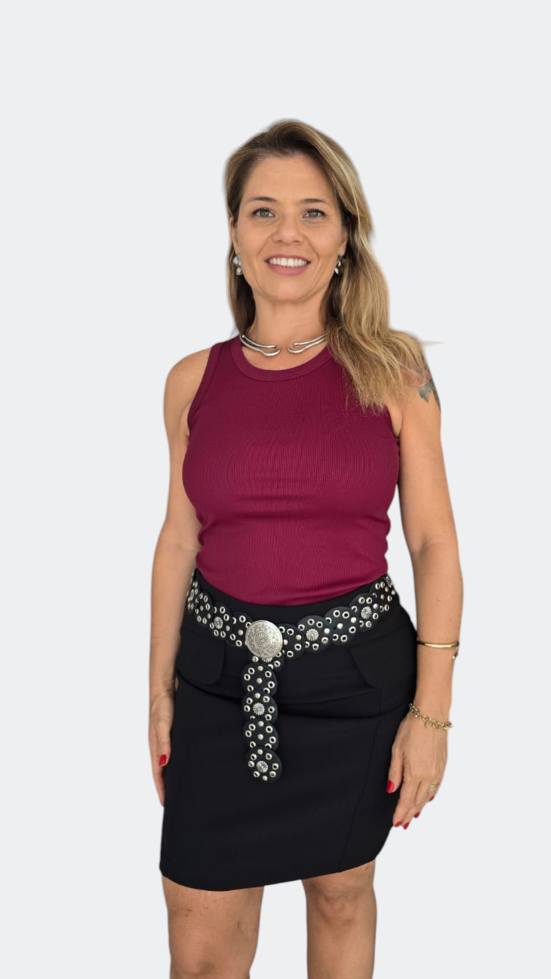 Imagem de Saia Olívia Preta com Bolsos Lapela Frontal e Fechamento por Zíper – Versatilidade para Todas as Estações